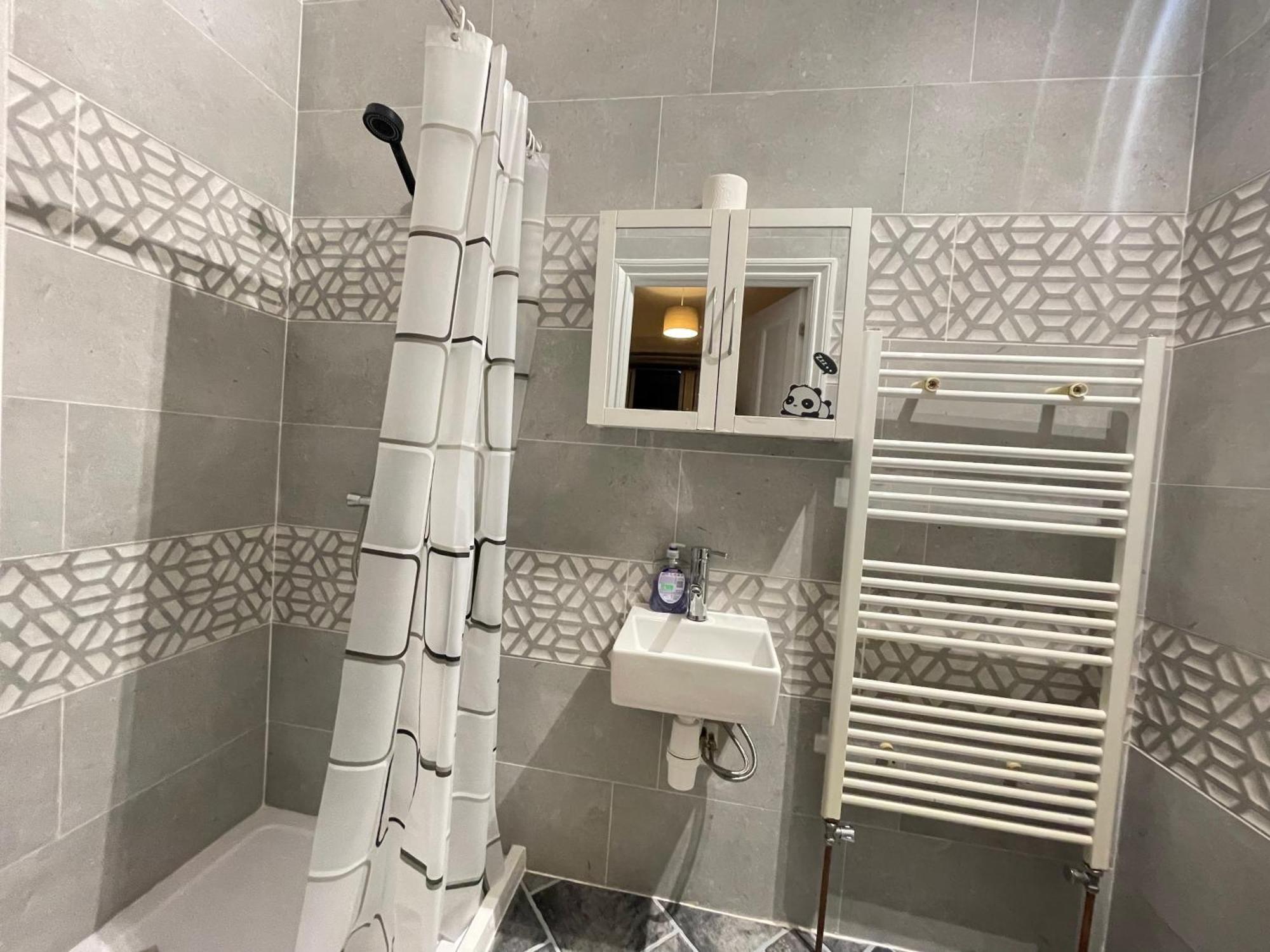 With Private Bathroom And Shared Kitchen * Londra