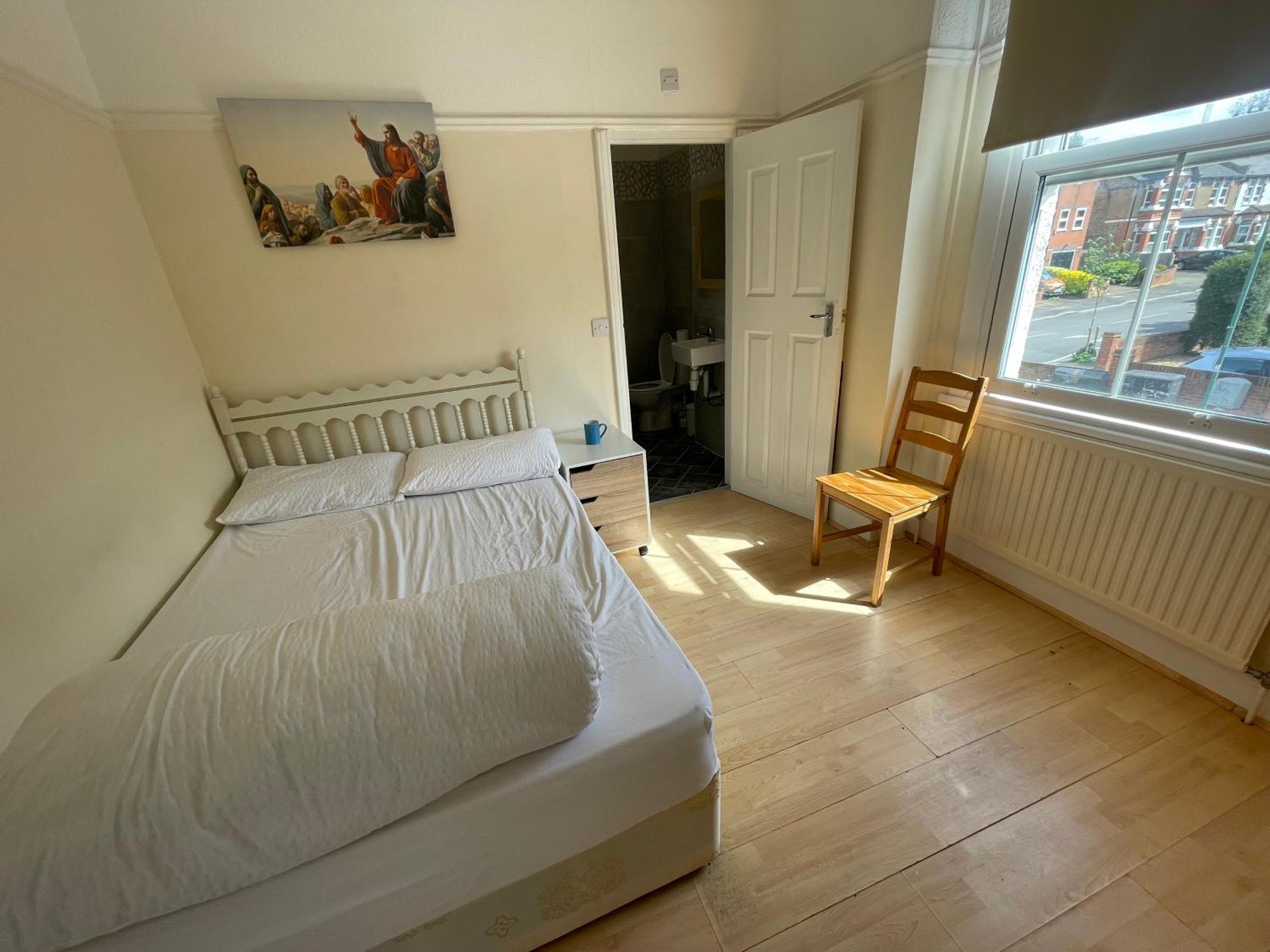 Gazde/Camere de închiriat With Private Bathroom And Shared Kitchen