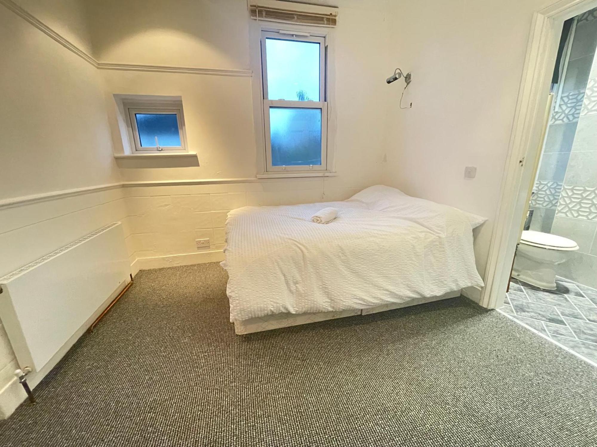 With Private Bathroom And Shared Kitchen Privatunterkunft London