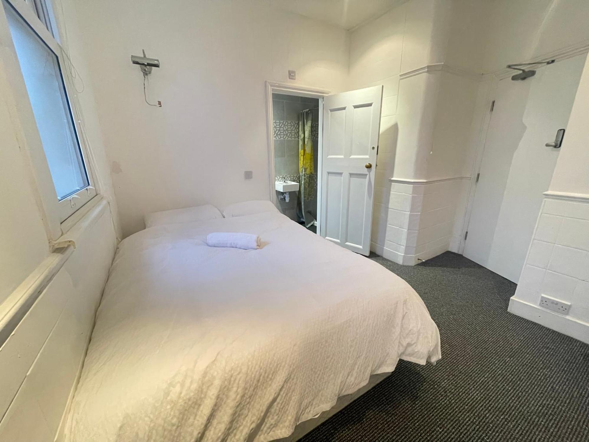 Gazde/Camere de închiriat With Private Bathroom And Shared Kitchen *