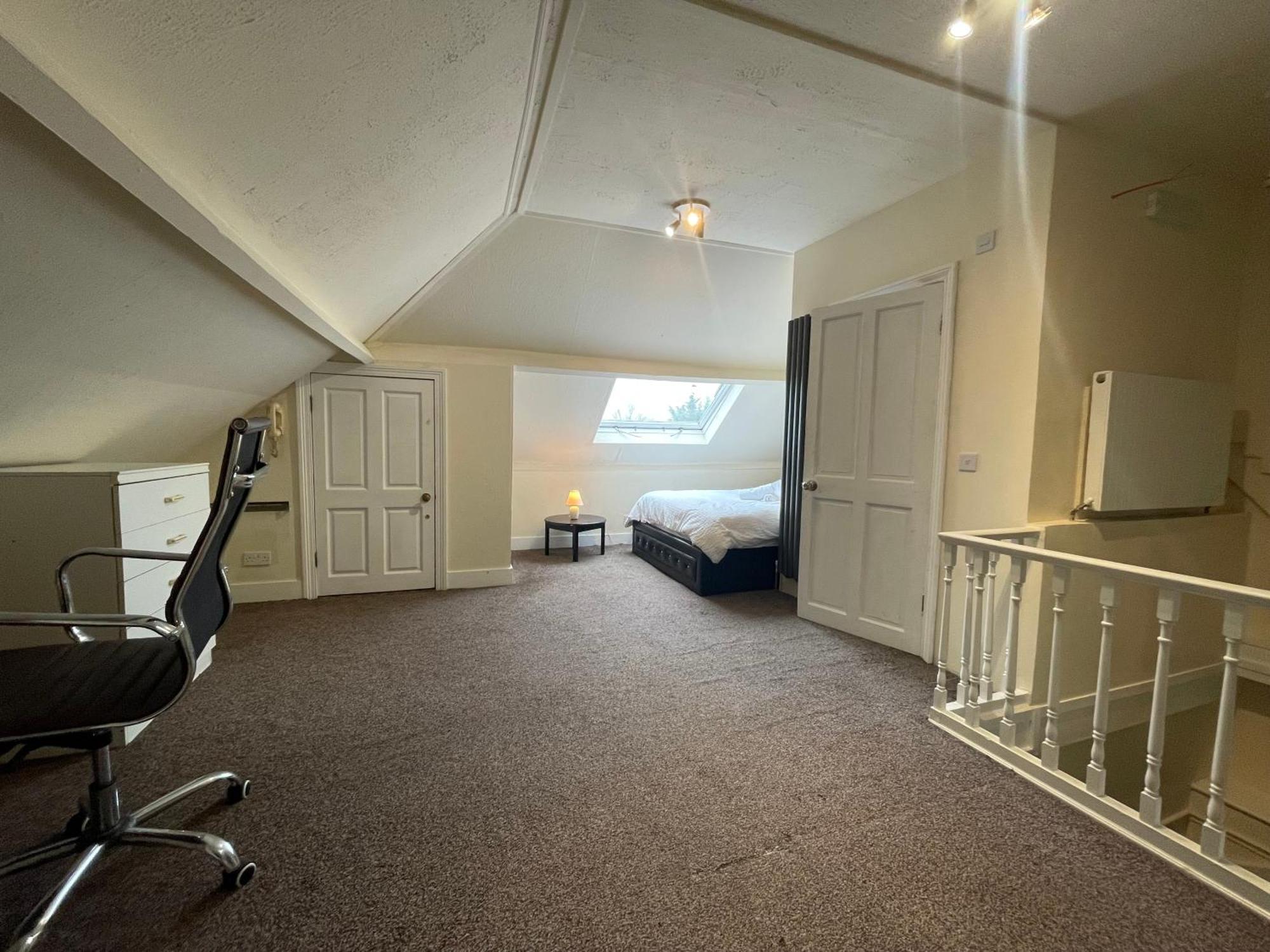 With Private Bathroom And Shared Kitchen Londra