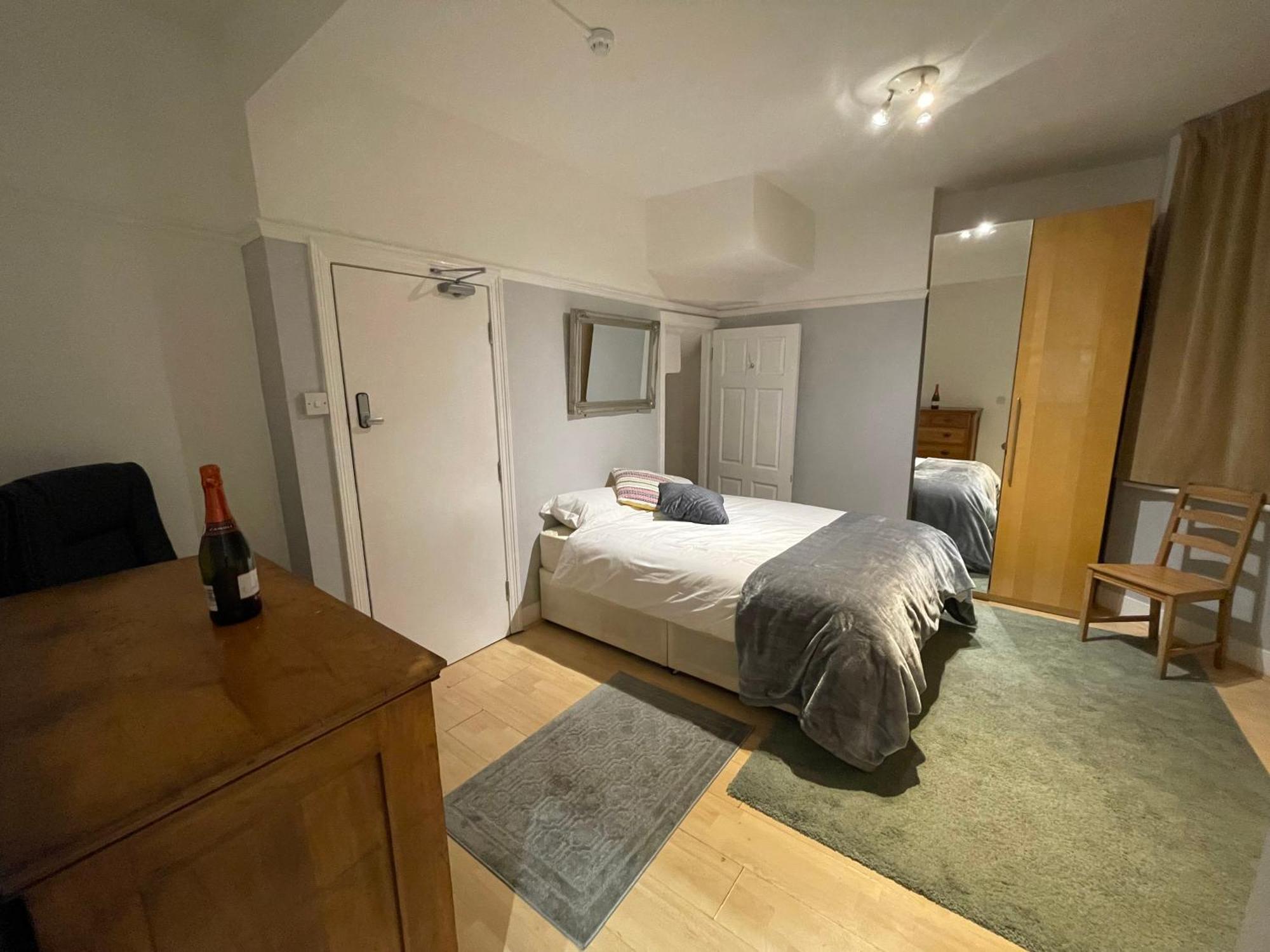 With Private Bathroom And Shared Kitchen Londra