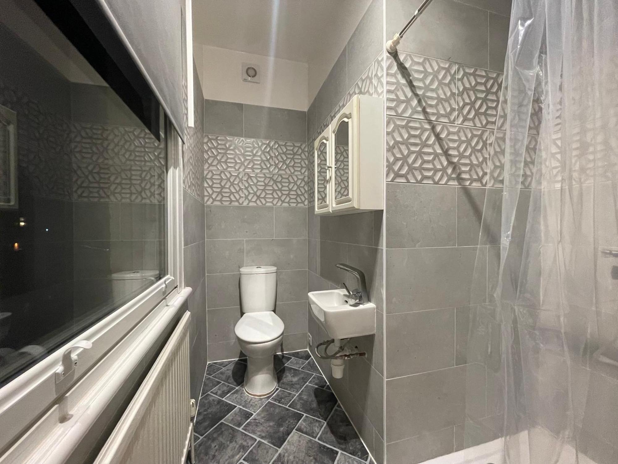 Gazde/Camere de închiriat With Private Bathroom And Shared Kitchen Londra