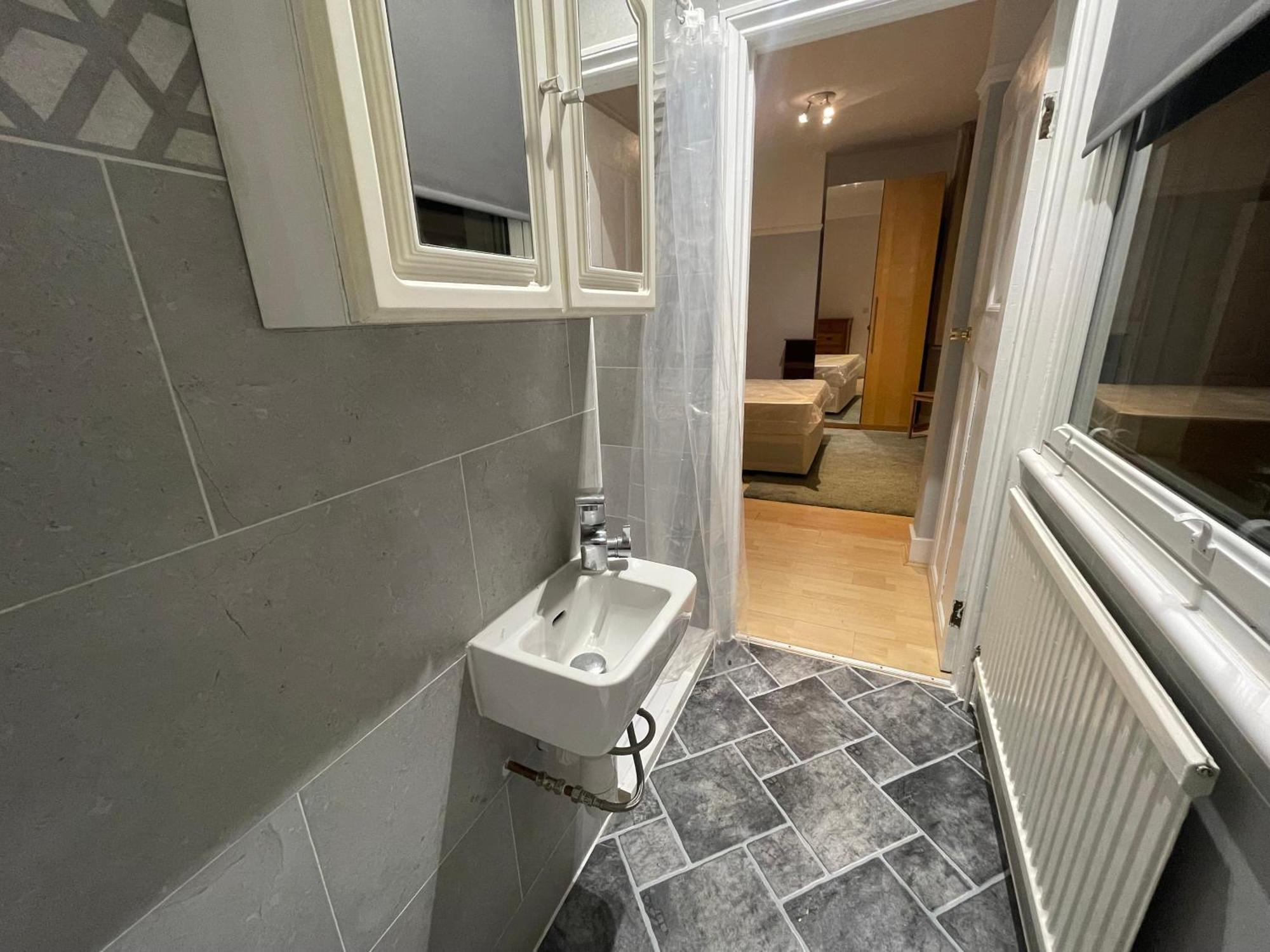 With Private Bathroom And Shared Kitchen Gazde/Camere de închiriat Londra