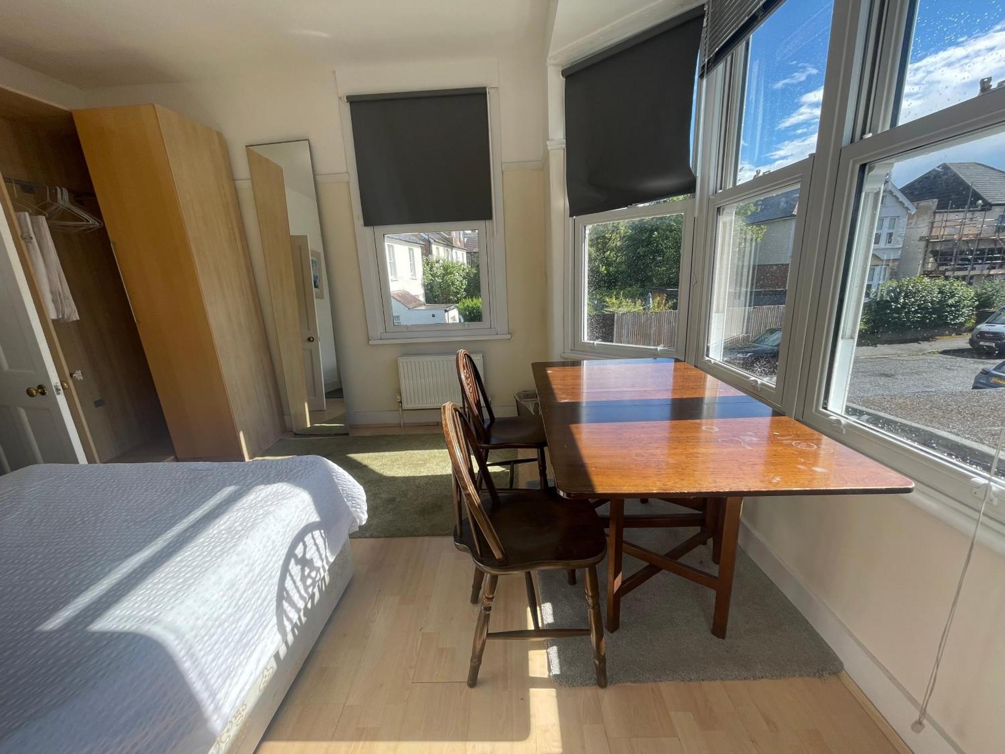 With Private Bathroom And Shared Kitchen Gazde/Camere de închiriat *