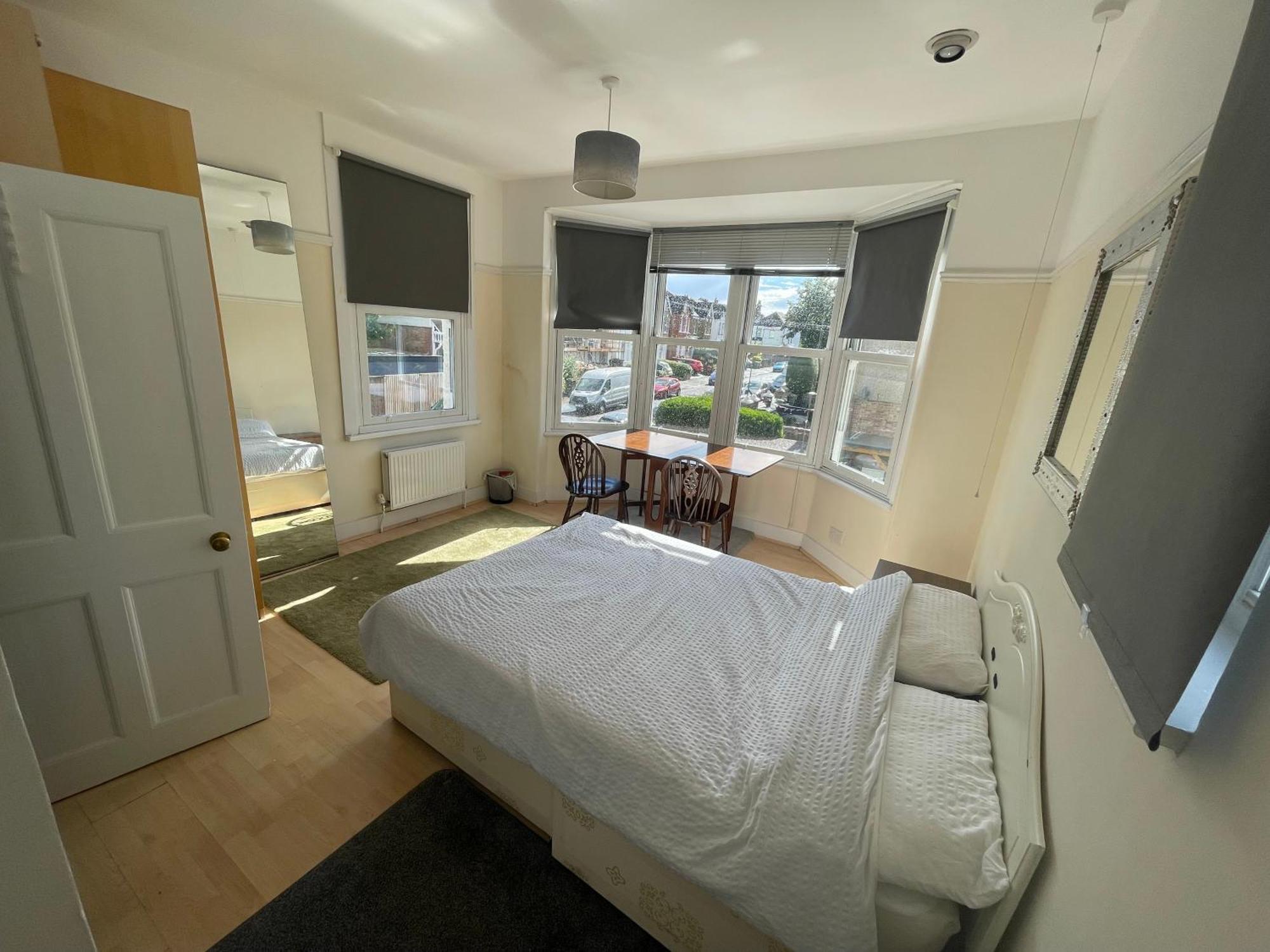 With Private Bathroom And Shared Kitchen Gazde/Camere de închiriat Londra